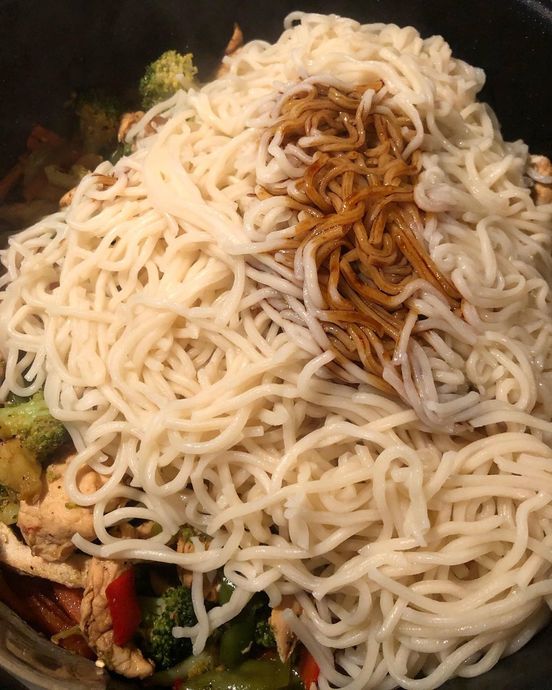 Değişik Lezzetlere Açık Olanlar İçin Harika Bir Tarif Tavuklu Noodle