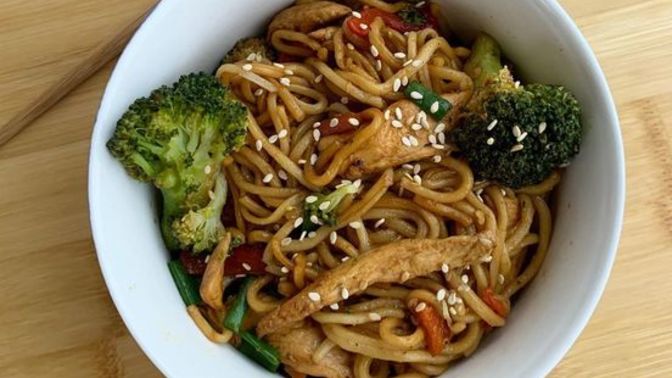 Değişik Lezzetlere Açık Olanlar İçin Harika Bir Tarif Tavuklu Noodle