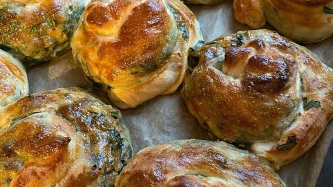 Pazar Kahvaltısına Harika Bir Börek Yapmak İsteyenlere Ispanaklı Börek Tarifi
