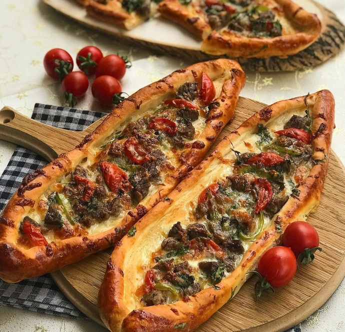 Gerçek Fırın Pidesine Meydan Okuyan Lezzet: Kaşarlı Kıymalı Pide Tarifi