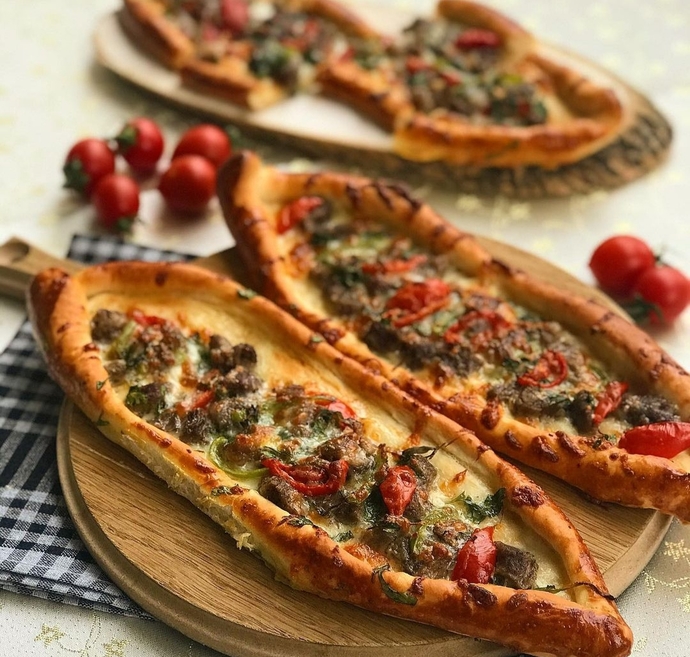 Gerçek Fırın Pidesine Meydan Okuyan Lezzet: Kaşarlı Kıymalı Pide Tarifi