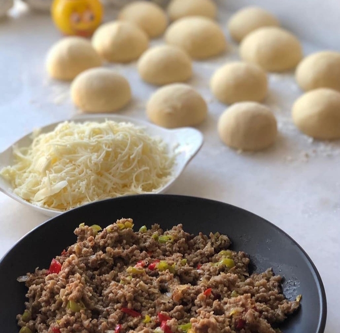 Gerçek Fırın Pidesine Meydan Okuyan Lezzet: Kaşarlı Kıymalı Pide Tarifi
