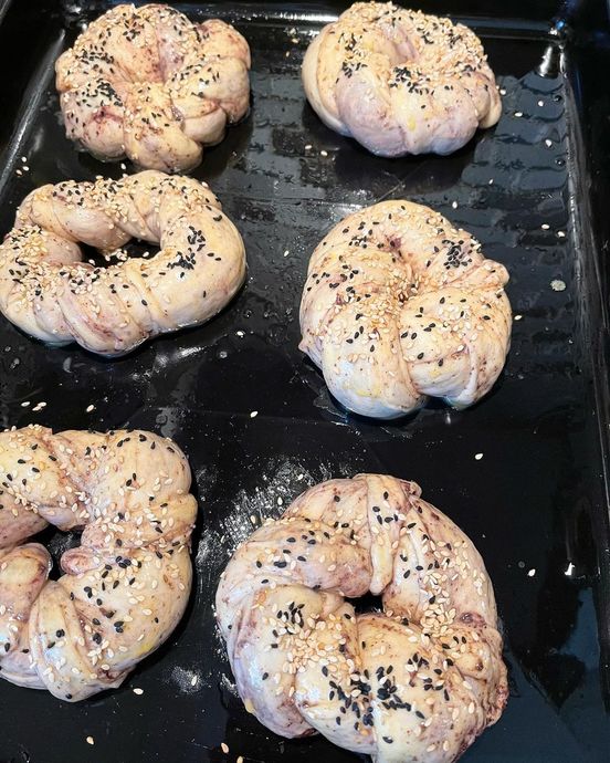 Zeytini Büyüteçle Bile Görmekte Zorlandığımız Pastane Poğaçalarına Meydan Okuyan Zeytinli Açma Tarifi