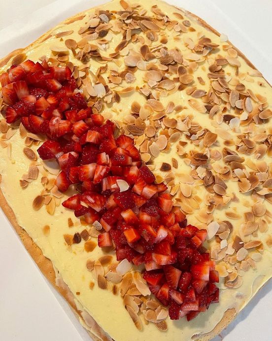 Enfes Pastacı Kremasıyla Muhteşem Bir Lezzet Çilekli Pandispanya Rulo
