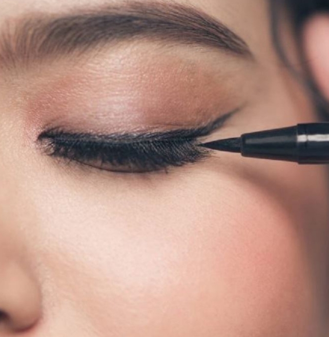 Kusursuz Bir Eyeliner Çekmek Çok Kolay!
