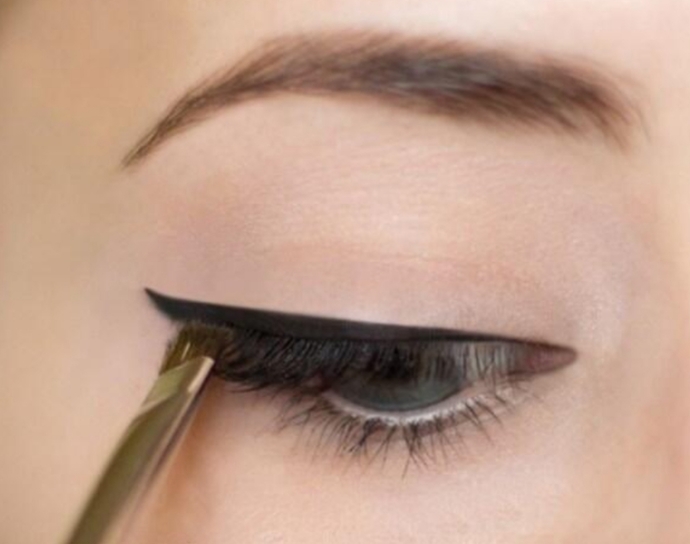 Kusursuz Bir Eyeliner Çekmek Çok Kolay!