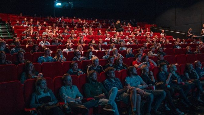 Sinema Salonlarında Görmek İstemediğimiz Halde Sürekli Karşılaştığımız İnsan Tipleri!