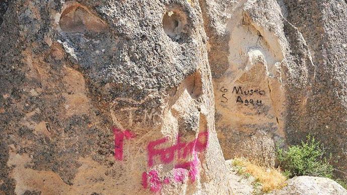 UNESCO Dünya Mirası Peri Bacalarında Sprey Boyalı Rezalet! İnsanlığımızın Hali Ne Olacak Böyle?