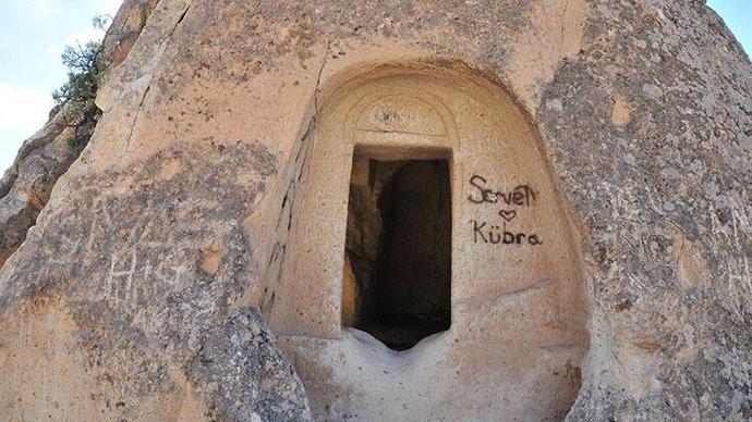 UNESCO Dünya Mirası Peri Bacalarında Sprey Boyalı Rezalet! İnsanlığımızın Hali Ne Olacak Böyle?