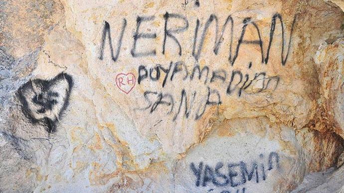 UNESCO Dünya Mirası Peri Bacalarında Sprey Boyalı Rezalet! İnsanlığımızın Hali Ne Olacak Böyle?