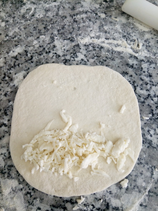 Kahvaltının Vazgeçilmezi Olacak: Pofuduk Sütlü Börek Tarifi