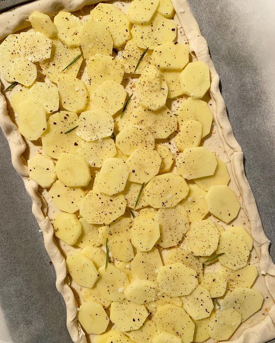 Hafta Sonu Kahvaltısı İçin Harika Bir Lezzet: Patatesli Milföy Tart Tarifi