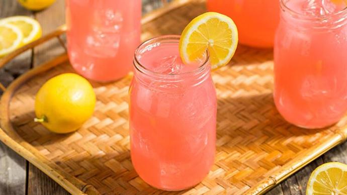 Sıcak Yaz Aylarının Kurtarıcısı: Çilekli Limonata Tarifi!