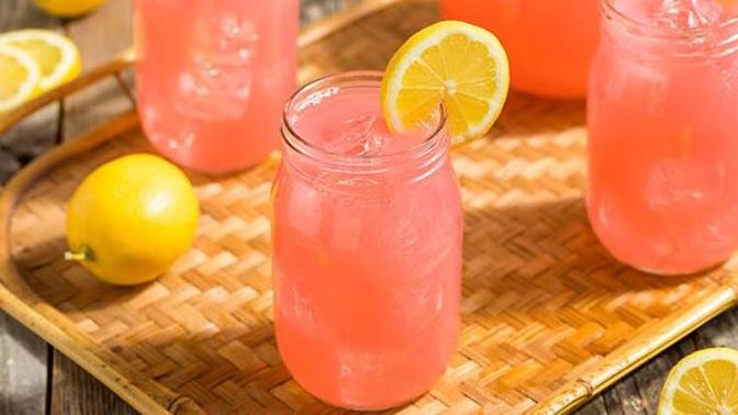 Sıcak Yaz Aylarının Kurtarıcısı: Çilekli Limonata Tarifi!