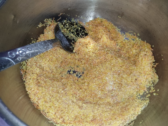 Daha sonra bulgur ve tuzumuzu ekleyip karıştırıyoruz.