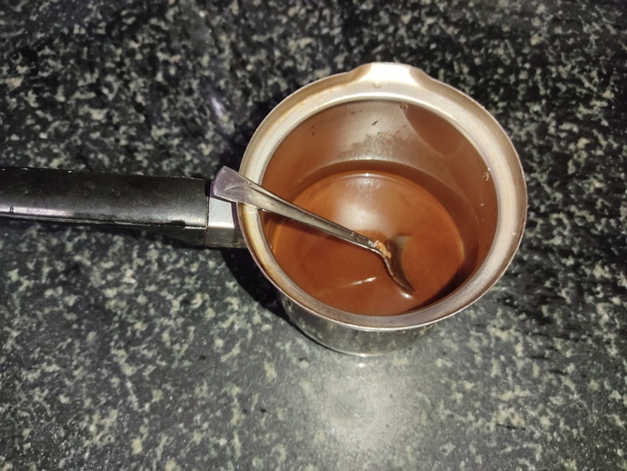 İlk olarak cezveye kahve, şeker ve suyu alıp kaşık yardımıyla iyice karıştıralım.