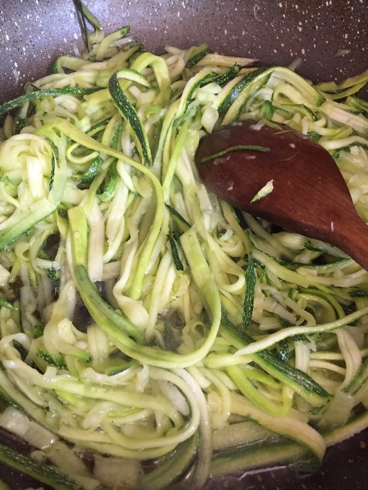 Kabağın çekirdekli kısmını ayıralım.Spagettiye eklemiyoruz.