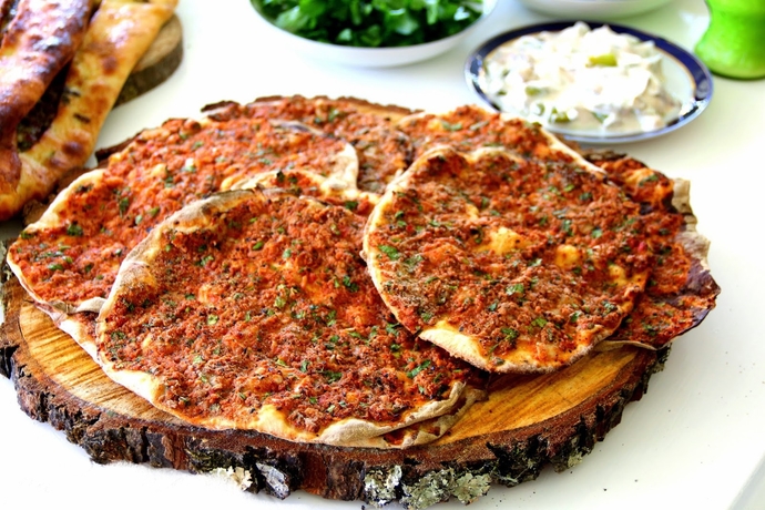 Bu Tarifle Evde Yapacağınız Lahmacun Dışarıda Yediklerinizi Aratmayacak!
