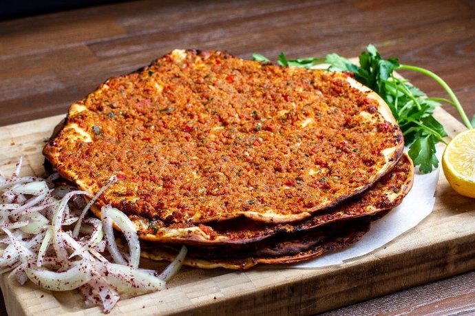 Bu Tarifle Evde Yapacağınız Lahmacun Dışarıda Yediklerinizi Aratmayacak!