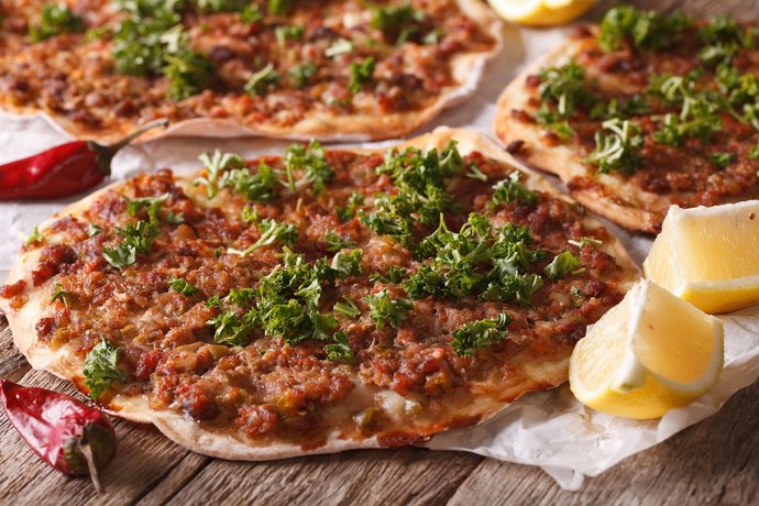 Bu Tarifle Evde Yapacağınız Lahmacun Dışarıda Yediklerinizi Aratmayacak!