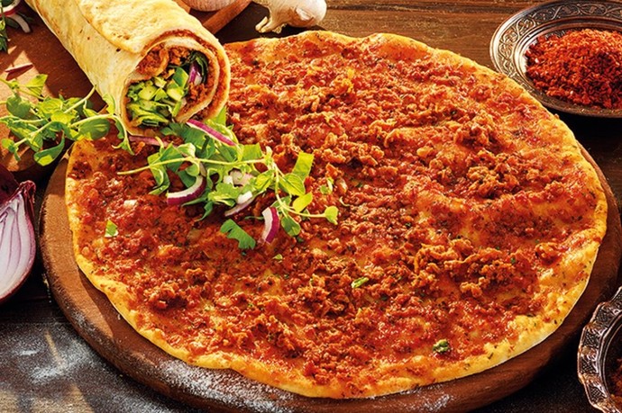 Bu Tarifle Evde Yapacağınız Lahmacun Dışarıda Yediklerinizi Aratmayacak!