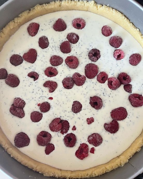Ağızda Çıtırdayan Haşhaşları, Damağı Çatlatan İpeksi Kreması ile Frambuazlı Cheesecake