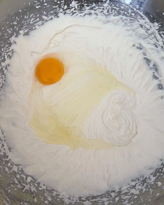 Ağızda Çıtırdayan Haşhaşları, Damağı Çatlatan İpeksi Kreması ile Frambuazlı Cheesecake