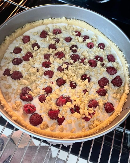 Ağızda Çıtırdayan Haşhaşları, Damağı Çatlatan İpeksi Kreması ile Frambuazlı Cheesecake
