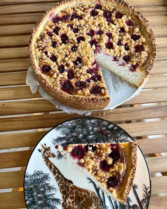 Ağızda Çıtırdayan Haşhaşları, Damağı Çatlatan İpeksi Kreması ile Frambuazlı Cheesecake