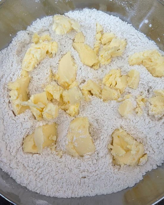 Ağızda Çıtırdayan Haşhaşları, Damağı Çatlatan İpeksi Kreması ile Frambuazlı Cheesecake