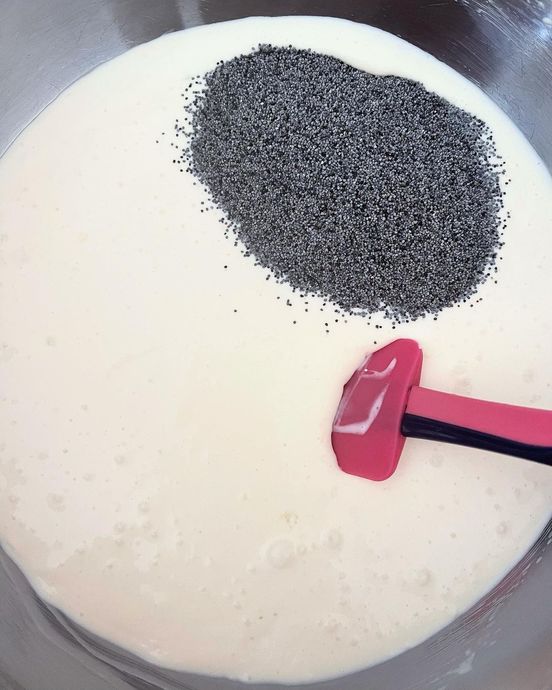 Ağızda Çıtırdayan Haşhaşları, Damağı Çatlatan İpeksi Kreması ile Frambuazlı Cheesecake