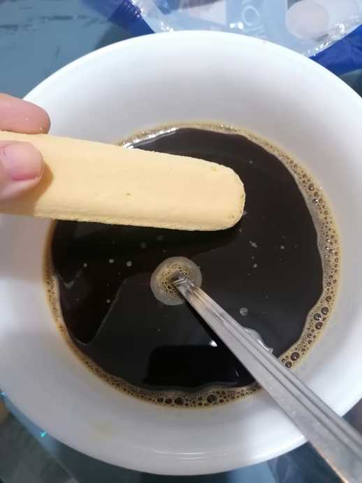 Ayrı bir kaseye nescafe, şeker ve 1 buçuk su bardağı ılık su ekleyip karıştır, büskivileri batır. Borcama diz.