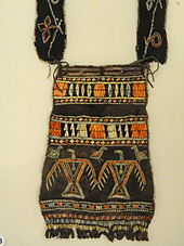 Ojibwe omuz çantası, iki yıldırım kuşunu tüy işleriyle betimliyor, Peabody Museum Harvard.