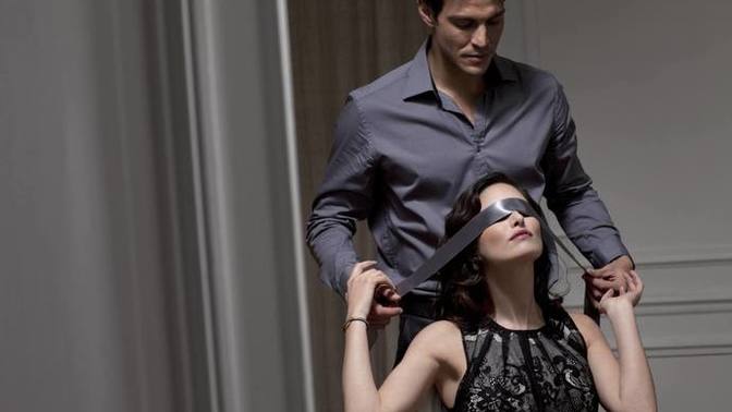 Sekste Blindfold Trendi! Tek Duyu Organınızı Kapatarak Daha Fazla Zevk Alın!