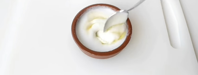 Bir kaşık zeytinyağı koyup iyice karıştırıyoruz.