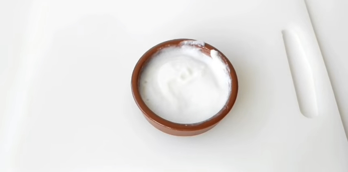 İki kaşık süt ekleyip iyice karıştırıyoruz.