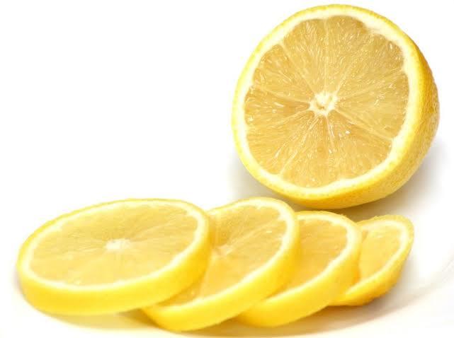 Bu şekilde dilimlediğimiz limonları tencereye koyuyoruz