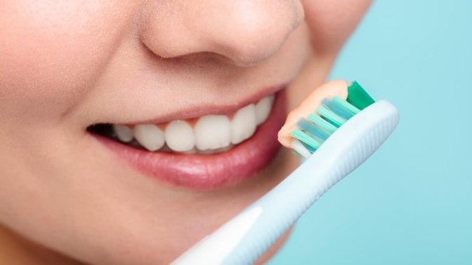 Dişinizi Doğru Fırçalıyor Musunuz? Daha Sağlıklı Dişler için Size Doğru Fırçalama Tekniğini Anlatıyorum!