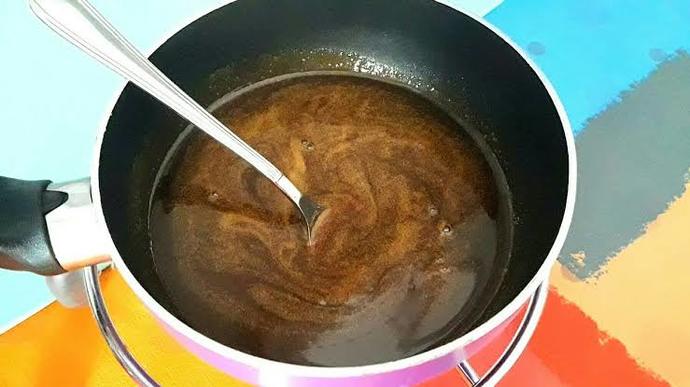 Pekmezi kaynanana kadar kısık ateşte pişiriyoruz.
