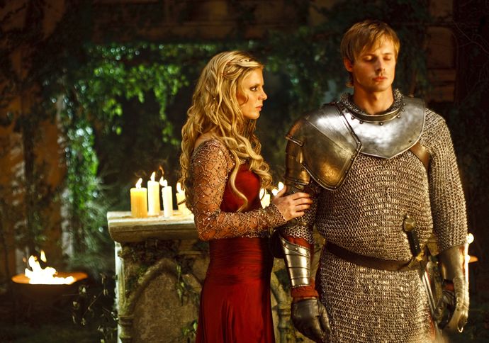 Excalibur Kılıcının Sahibi Camelot Kralı Arthurun Bilinmeyen Hikayesi