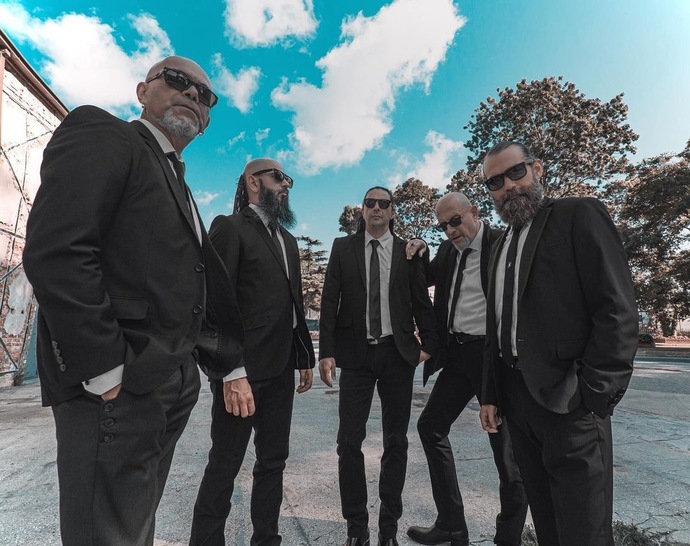 Doğudan Bakınca Batılı, Batıdan Bakınca Doğulu: En Köklü Rock Gruplarından Yüksek Sadakat ve Solisti Kenan Vural KizlarSoruyorda!