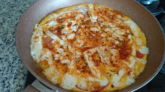 Hafta Sonuna Yakışır Lezzet: Domates Kızartmalı Omlet!
