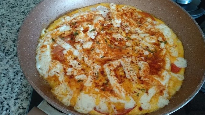 Hafta Sonuna Yakışır Lezzet: Domates Kızartmalı Omlet!