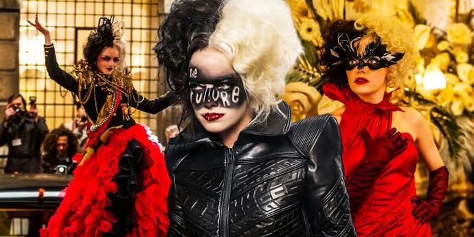 Cruella aykırı ve büyüleyici moda tarzıyla adını duyuruyor.