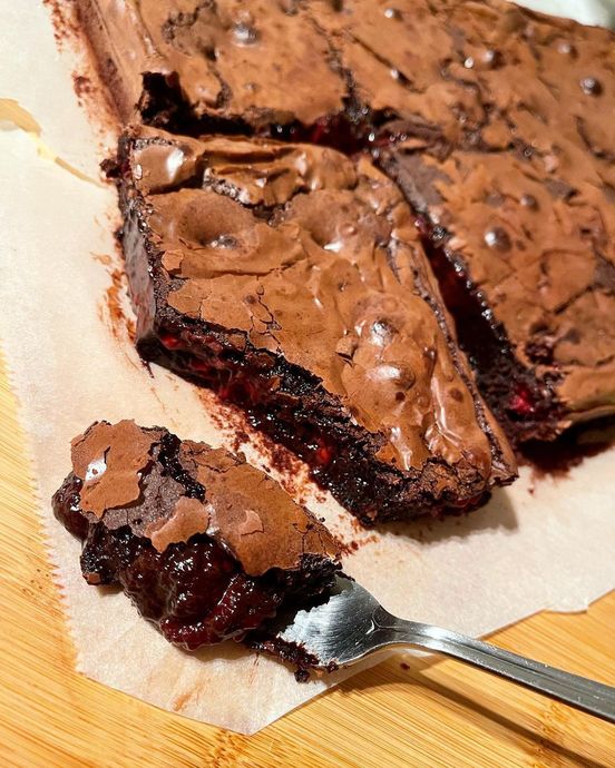 Çikolata ve Meyvenin Mükemmel Uyumu: Frambuazlı Brownie Tarifi!