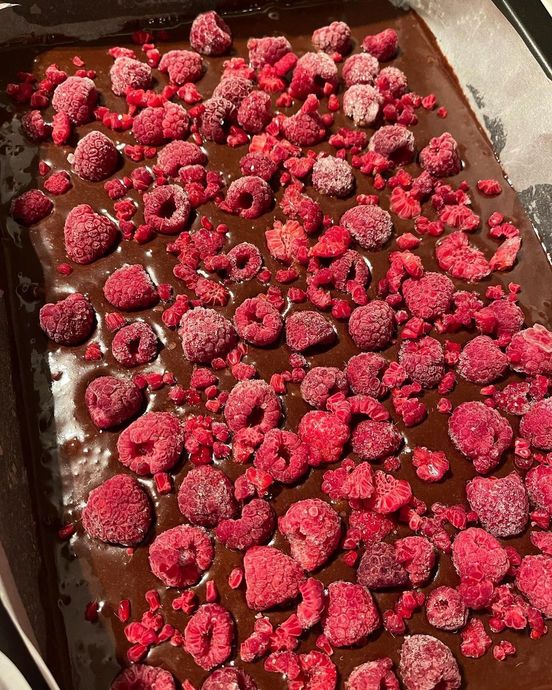 Çikolata ve Meyvenin Mükemmel Uyumu: Frambuazlı Brownie Tarifi!