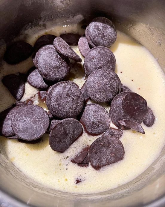 Çikolata ve Meyvenin Mükemmel Uyumu: Frambuazlı Brownie Tarifi!