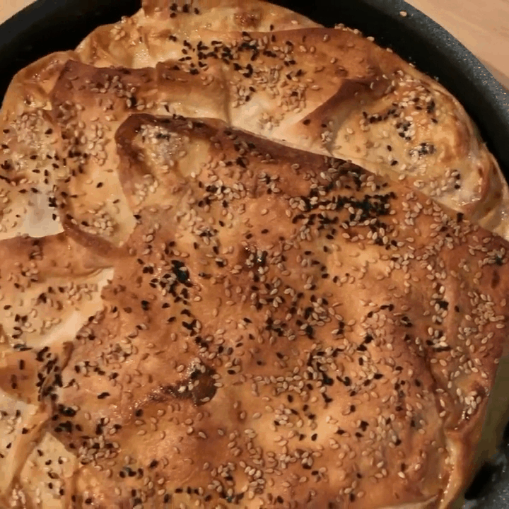 Mevsimin ilk Ispanağı ile Sıcak Sıcak Yiyeceğin Harika Bir Börek Tarifi!