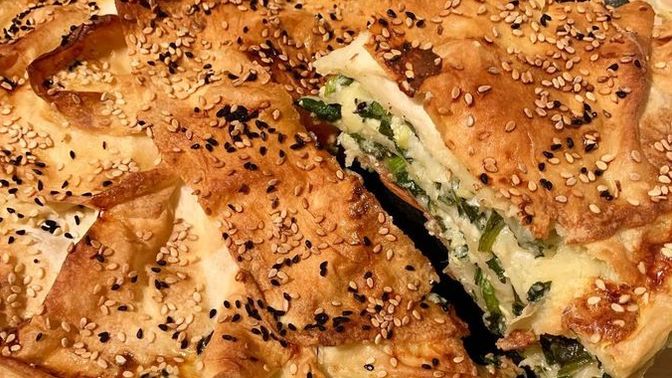 Mevsimin ilk Ispanağı ile Sıcak Sıcak Yiyeceğin Harika Bir Börek Tarifi!