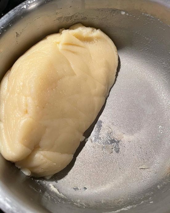 İçindeki Kremasıyla Damak Çatlatan Bir Lezzet: Bol Çikolata Soslu Profiterol Tarifi!